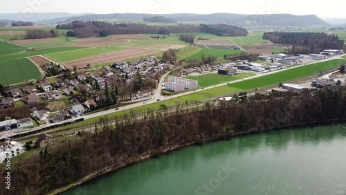 Verkehr auf einer Strasse am Gewerbegebiet