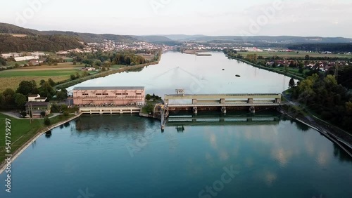 Wasserkraftwerk in einem gestauten Fluss