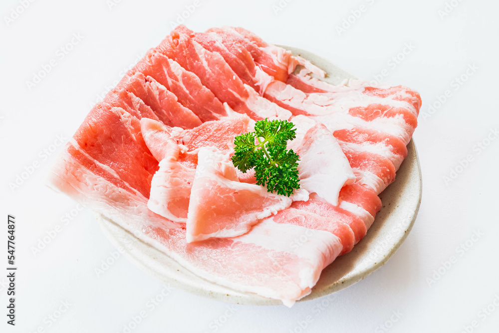 白い背景の皿に盛った豚バラスライス肉