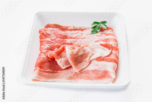 白い背景のパック入り豚バラスライス肉