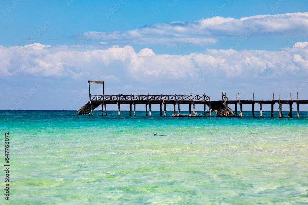 Changuu (auch Kibandiko oder Prison Island) ist eine Insel im Indik des Sansibar-Archipels, Tansania. Der Steg von Prison Island der Insel und ein blauer Himmel in Tansania. Changuu (auch Kibandiko oder Prison Island) ist eine Insel im Indik des Sansibar-Archipels, Tansania. Der Steg von Prison Island der Insel und ein blauer Himmel in Tansania.
