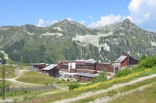Vue sur la station des ARC 2000 et sur le mont blanc en été, France, Savoie, 73, Bourg Saint Maurice, Les arcs
