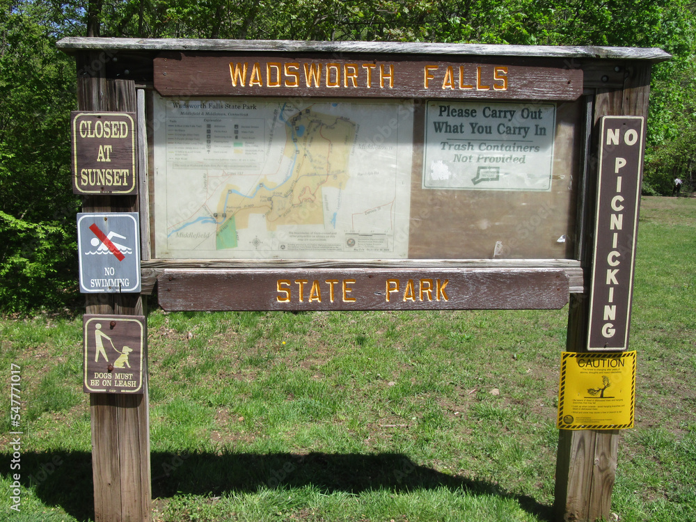Obraz premium Middlefield & Middletown, Connecticut: Signs welcoming visitors to Wadsworth Falls State Park.