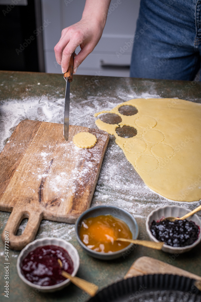 Fototapeta premium Weihnachten Plätzchen backen, Weihnachtsbäckerei, frische Plätzchen ausstechen und zubereiten