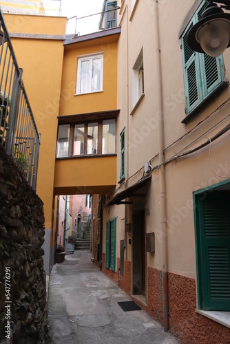 Fototapeta Naklejka Na Ścianę i Meble -  narrow street in the town in italy