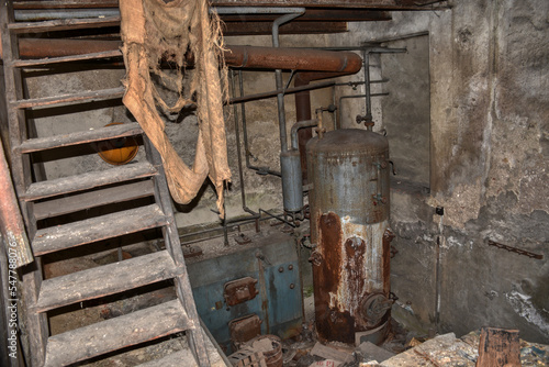 Heizung, Heizraum, Heizkeller, Kessel, Ofen, Ölofen, Raum, Treppe, Stiege, Holzstiege, Holztreppe, Rohr, Installation, Kamin, Rohre, Warmwasser, Boiler, Warmwasserboiler, Zentralheizung, stillgelegt, 
