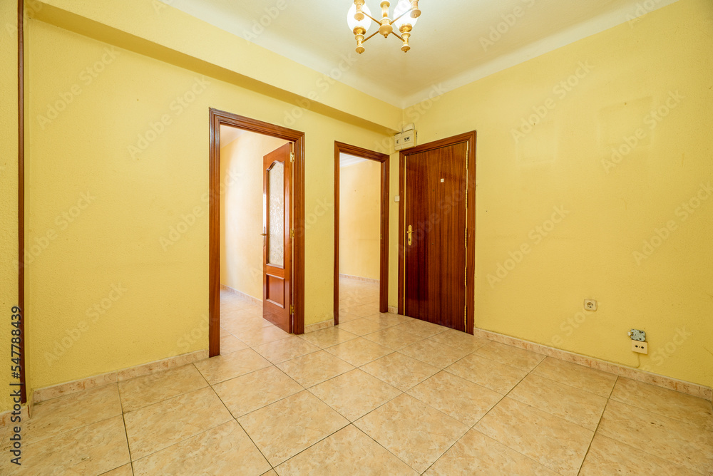 Distributor of a house with stoneware floors, yellow painted walls and caboa colored carpentry on the doors