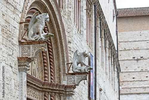 Grifoni ai lati del Portone delle Arti di Palazzo dei Priori, Perugia