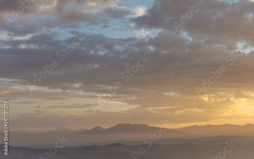 Montagne tra nebbia nuvole e sole © GjGj