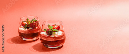 Foto Italian dessert panna cotta in glass with strawberries
