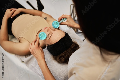 Facial massage with cold spheres.