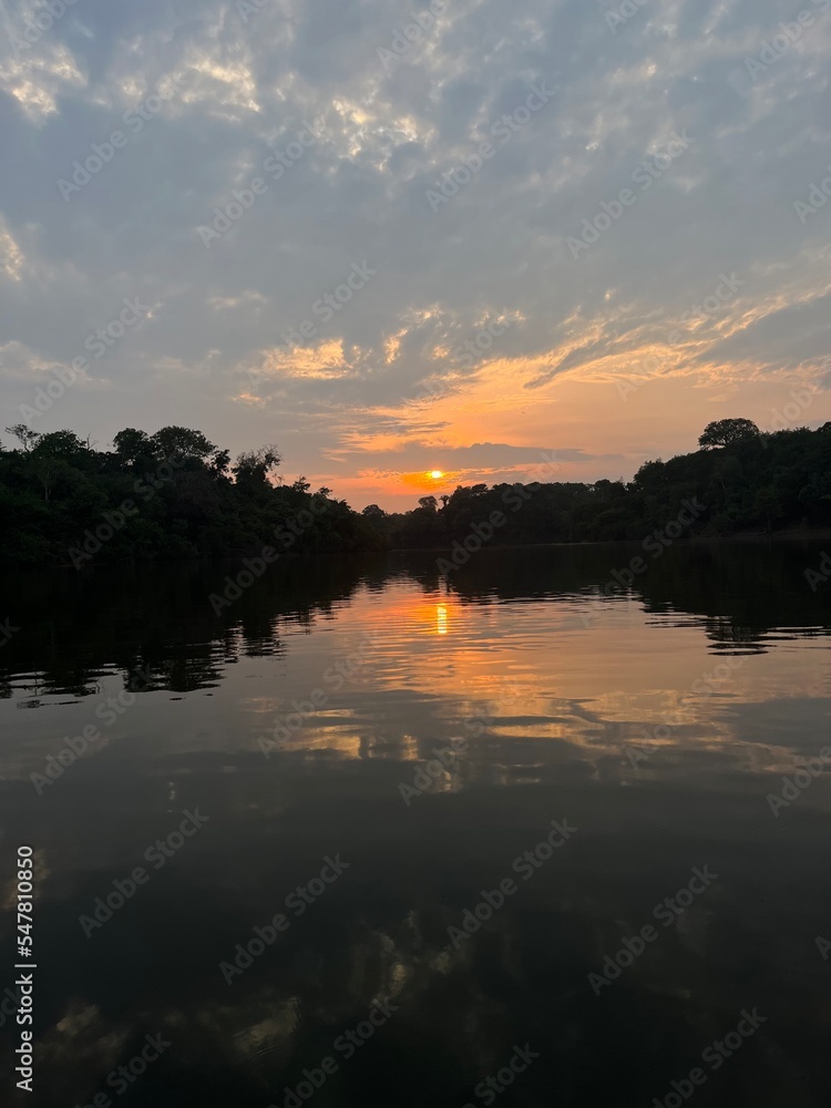 Obraz premium Nascer do Sol em rio na Amazônia