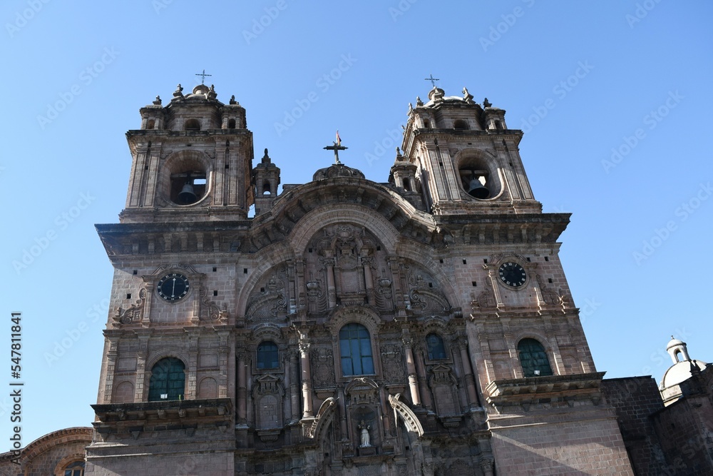 fachada de la vieja iglesia en cuzco