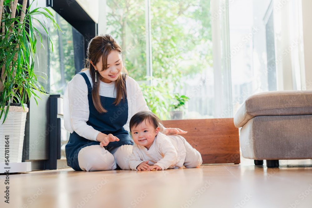 赤ちゃんの面倒を見るベビーシッター 赤ちゃんの面倒を見るベビーシッター