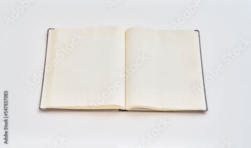 薄い和紙を綴じたノートの見開き © 8man