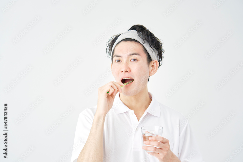 歯磨きをする男性　白背景
