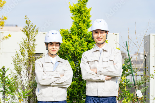 植木の前で笑顔の作業員　造園業