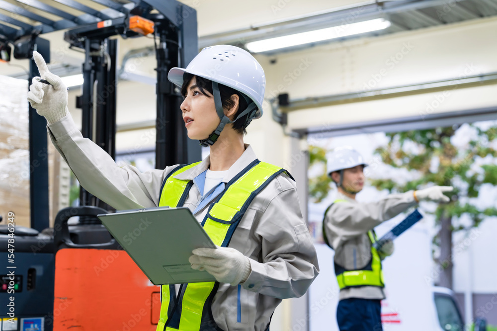 工場内を点検する従業員 工場内を点検する従業員