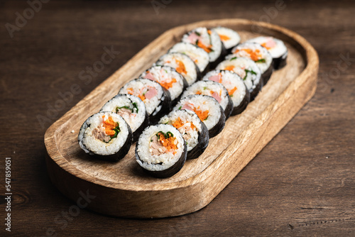 Foto Gimbap or kimbap, korean rolls, traditional dish, selective focus