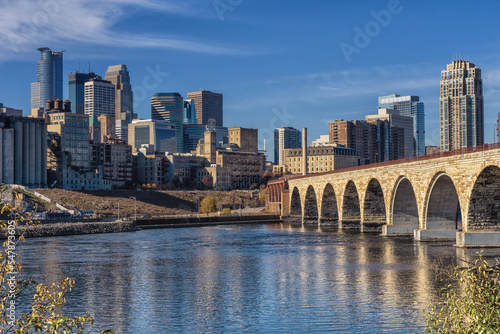 Fototapeta Naklejka Na Ścianę i Meble -  Downtown Minneapolis, Minnesota as seen from the famous stone arch bridge