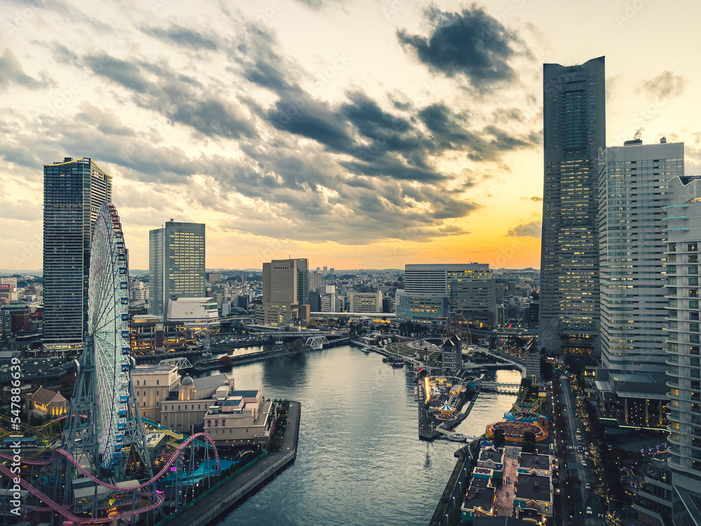 Fototapeta premium 横浜・みなとみらいの風景：夕方