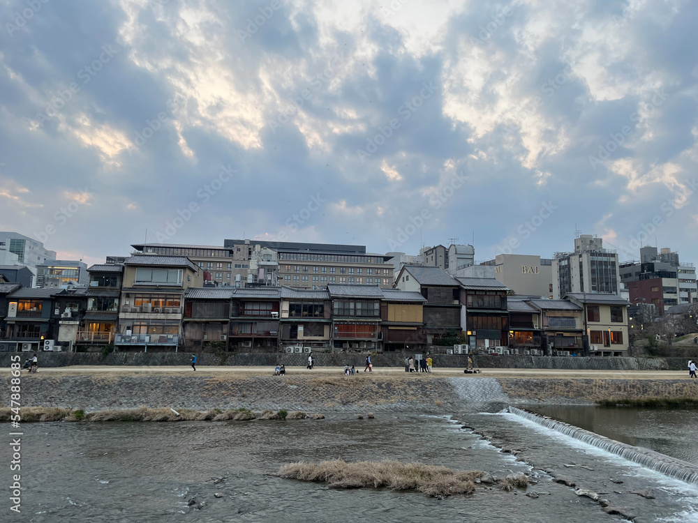 Obraz premium 京都鴨川の家並み