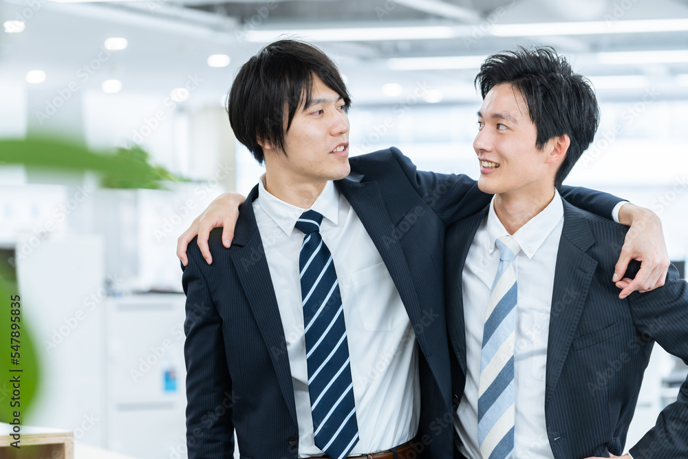 オフィスで働くビジネスマン オフィスで働くビジネスマン