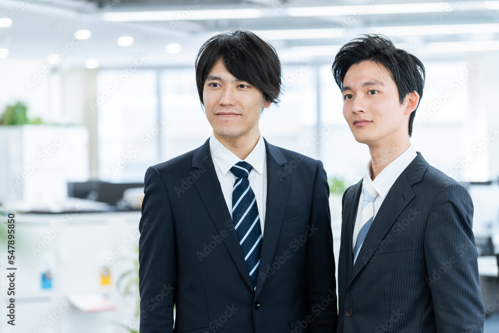 オフィスで働くビジネスマン オフィスで働くビジネスマン