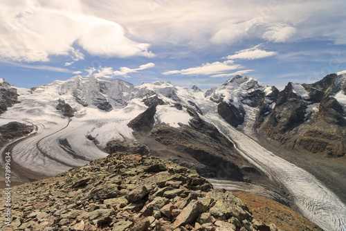 Majestätische Hochgebirgslandschaft der Berninagruppe im Klimawandel; Piz Palü, Piz Bellavista und Piz Bernina (4049m), davor Pers- und Morteratschgletscher im Spätsommer 2022 photo