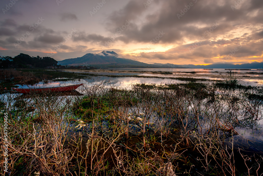 Obraz premium Sunrise at mount abang at bali indonesia.