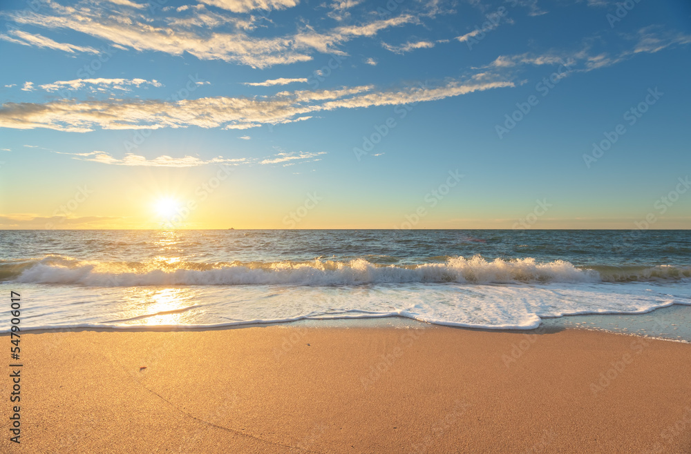 Naklejka premium Sandy seashore at sunset.