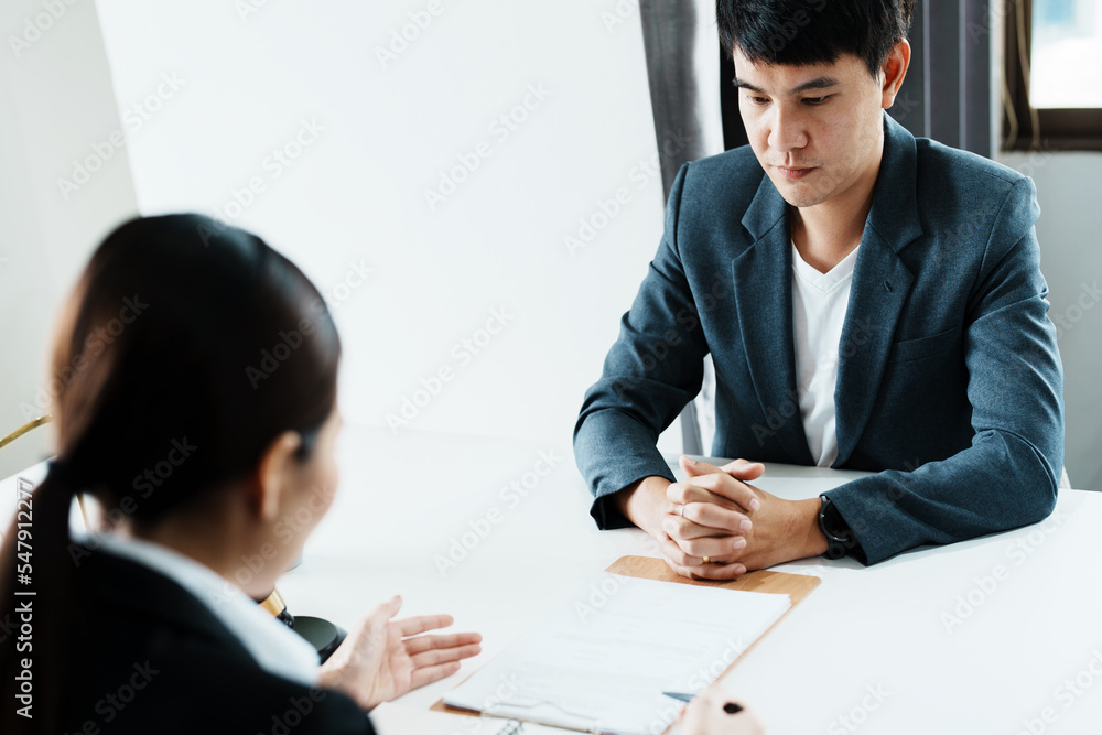 The signing of important documents between the lawyer and the client to enter into an agreement in a court case The signing of important documents between the lawyer and the client to enter into an agreement in a court case