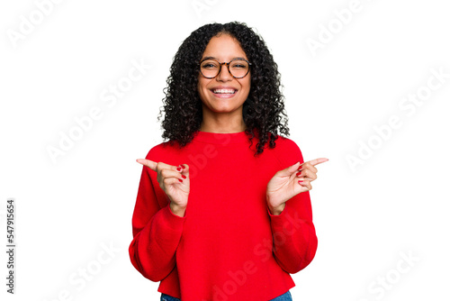 Foto Young cute brazilian woman isolated pointing to different copy spaces, choosing one of them, showing with finger
