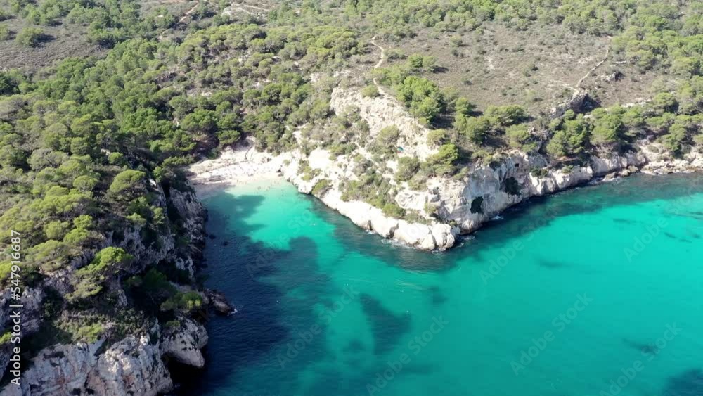 survol aérien des plages de calas de Minorque dans les iles baléares en Espagne survol aérien des plages de calas de Minorque dans les iles baléares en Espagne