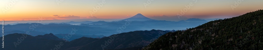 秋の国師ヶ岳から夜明けの富士山