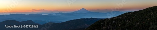 秋の国師ヶ岳から夜明けの富士山