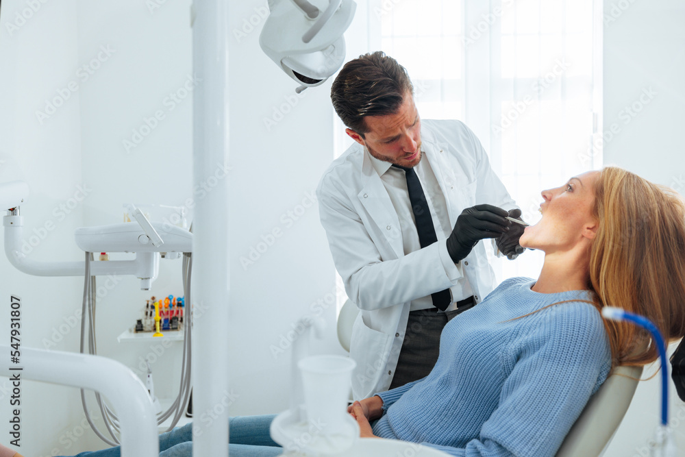 Obraz premium Orthodontist examine adult patient.