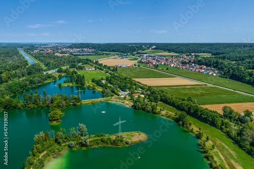 Der Filzinger Badesee im Illertal nahe Altenstadt im Luftbild
