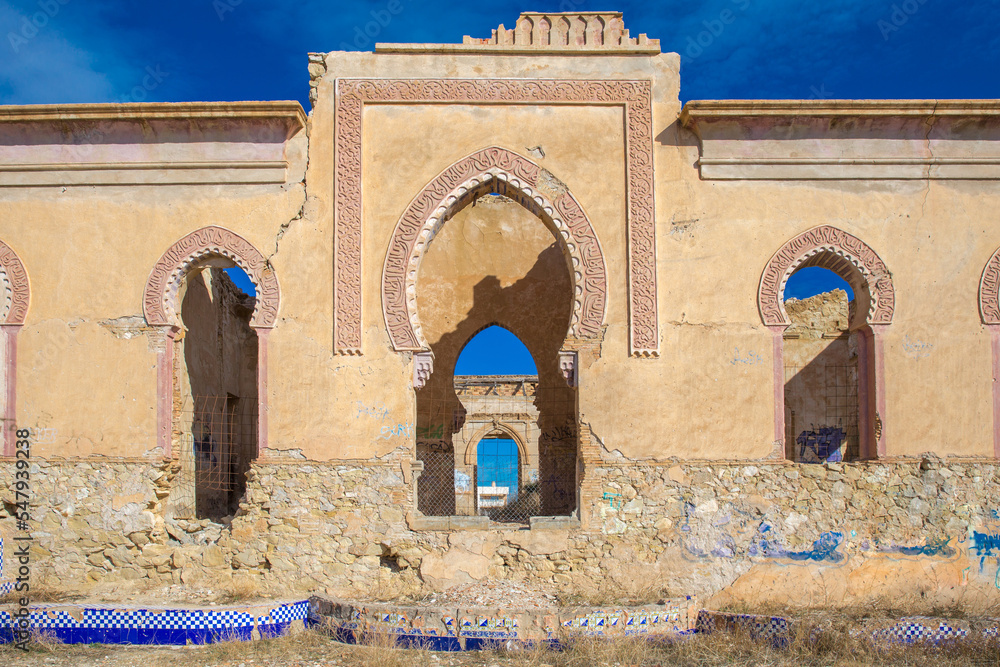 Naklejka premium Ruine mit blauem Himmel