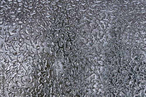 Gefrorene Wassertropfen am Fenster nach einem Graupelschauer
