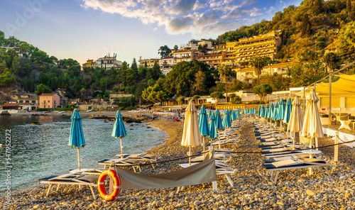 Foto landscape of sea gulf with nice hotel beach with deck chairs and umbrellas durin