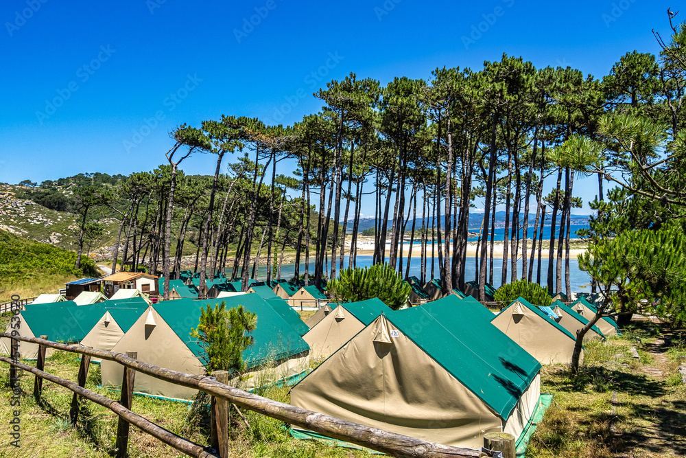 Camping on the Cies Islands Natural Park off the coast of Vigo in Galicia,  Spain foto de Stock | Adobe Stock