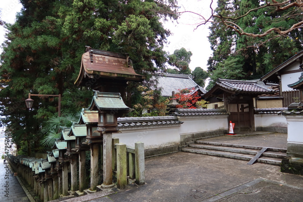 A Japanese temple : a scene around the entrance to the precincts of Hozan-ji Temple before dark in Ikoma City in Nara Prefecture 日本のお寺:奈良県生駒市の宝山寺の境内への入り口辺りの日暮れ前の風景 A Japanese temple : a scene around the entrance to the precincts of Hozan-ji Temple before dark in Ikoma City in Nara Prefecture 日本のお寺:奈良県生駒市の宝山寺の境内への入り口辺りの日暮れ前の風景