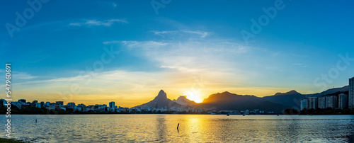 Tableau sur toile Panoramic photograph of Rodrigo de Freitas lagoon during sunset with its waters