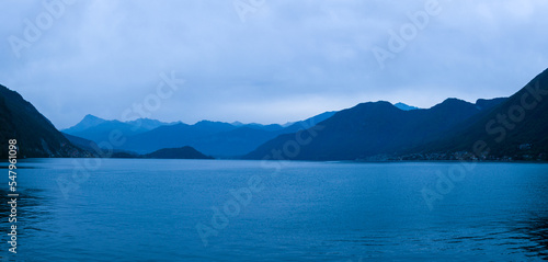 Lac de C  me et montagnes au loin