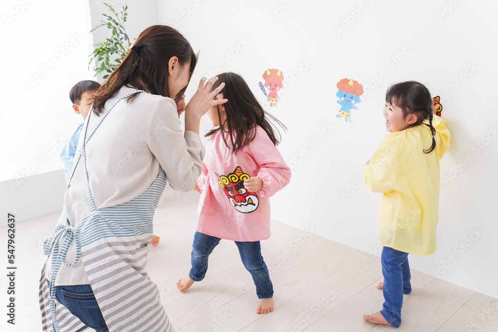 幼稚園で節分の豆まきをする子どもたち
