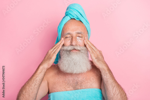 Tableau sur toile Portrait of retired pensioner man apply peeling procedure use cream after bath i