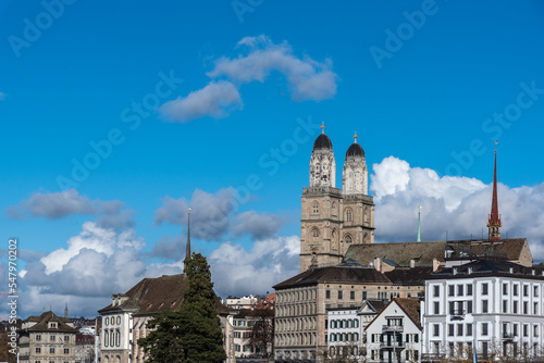 Blick auf die Zürcher Altstadt am rechten Limmatufer