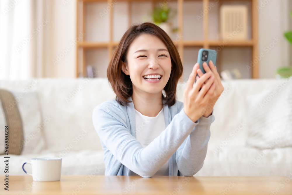 スマートフォン・スマホ・女性・笑顔 スマートフォン・スマホ・女性・笑顔
