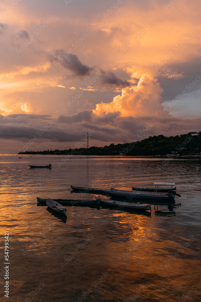 Fischerboote im Sonnenuntergang auf der Insel Nusa Lembongan bei Bali in Indonesien Fischerboote im Sonnenuntergang auf der Insel Nusa Lembongan bei Bali in Indonesien